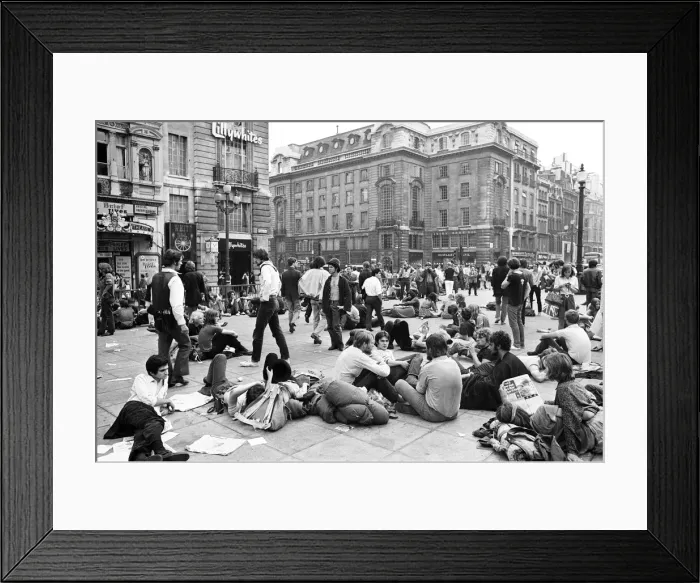 Framed Print : Tourists in Piccadilly, London, 10th August 1969 Framed Print : Tourists in Piccadilly, London, 10th August 1969