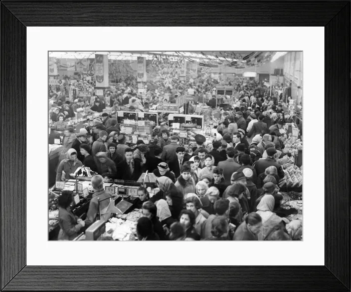Framed Print : Christmas Shoppers, Liverpool, 12th December 1959 Framed Print : Christmas Shoppers, Liverpool, 12th December 1959