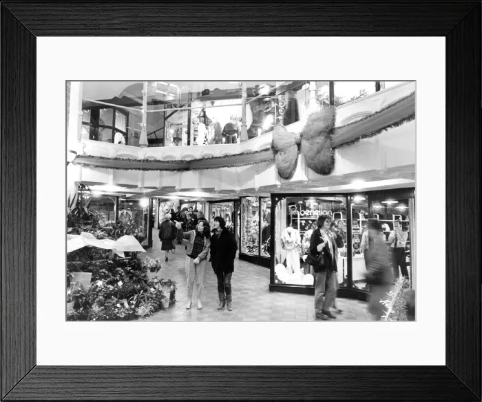 Framed Print : Christmas shoppers browse for the ideal present in revamped City Centre, Liverpool