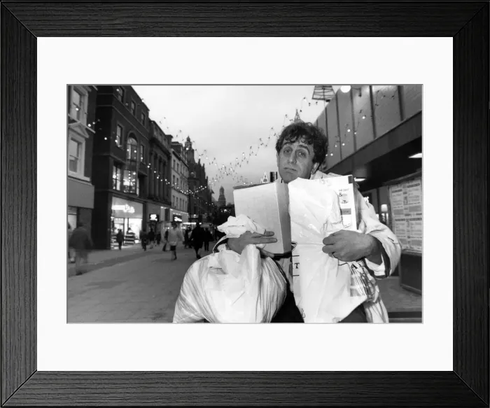 Framed Print : Eamon O Neal, TV Presenter, Stocking Up for Christmas on Granada TV