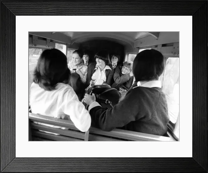 Framed Print : Young schoolchildren make their way to Southlands Primary School on the Romney Framed Print : Young schoolchildren make their way to Southlands Primary School on the Romney