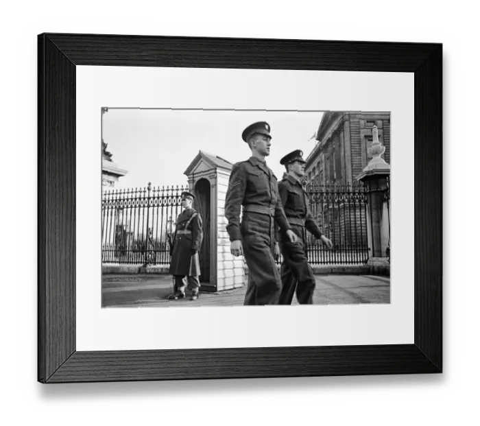 Framed Print : The Queens Guardsmen at Buckingham Palace, London, circa February 1948