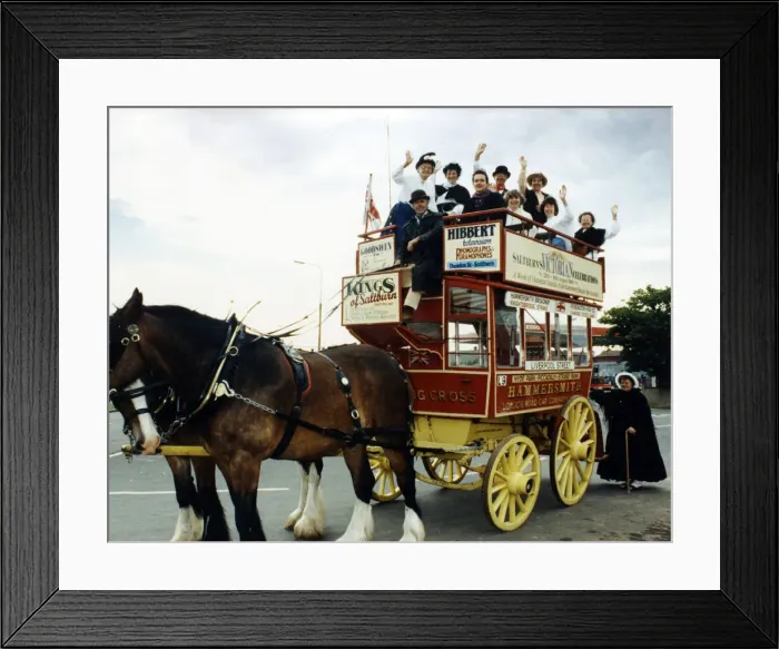 Framed Print : Nortumbria in Bloom judges Mrs Romy Cookson and Mrs Jennifer Scott tour the town in a Framed Print : Nortumbria in Bloom judges Mrs Romy Cookson and Mrs Jennifer Scott tour the town in a