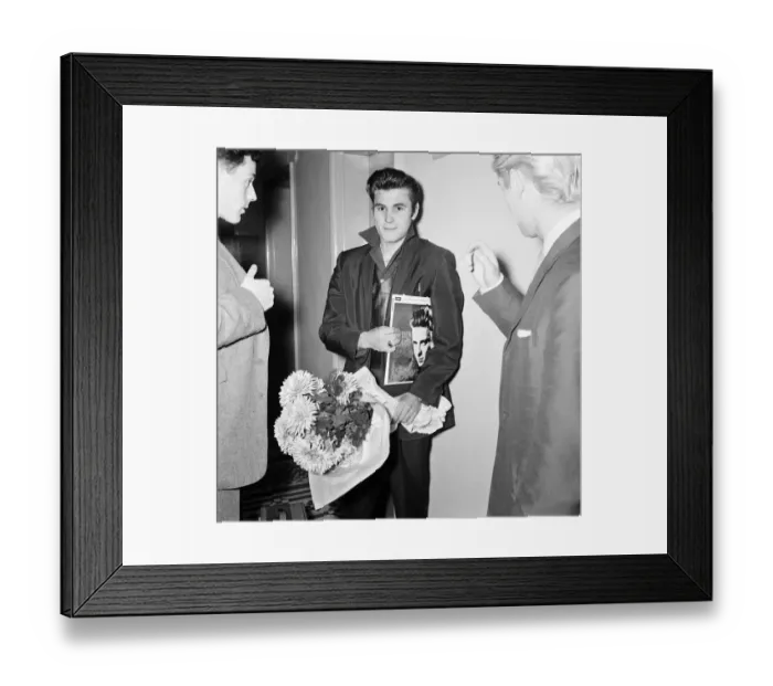 Framed Print : Vince Taylor, Roll & Roll Singer, visits Julia Lockwood Framed Print : Vince Taylor, Roll & Roll Singer, visits Julia Lockwood