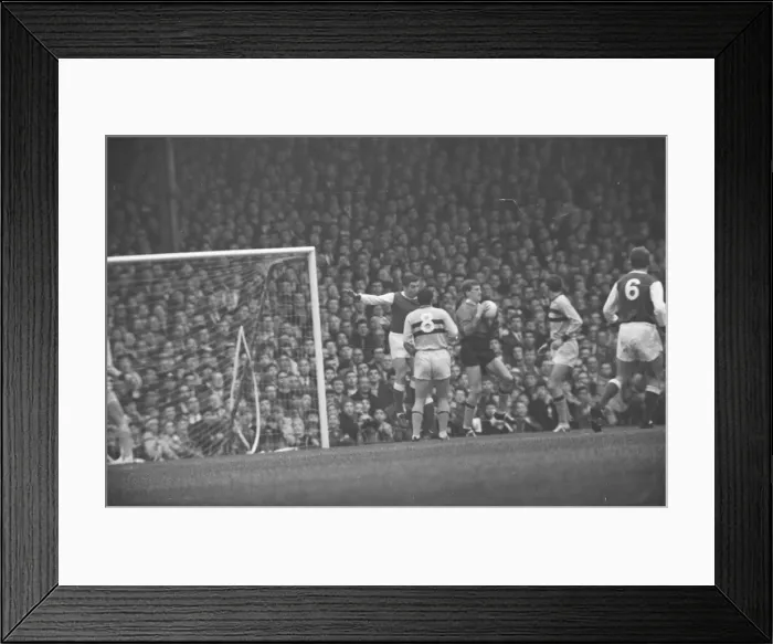 Framed Print : Arsenal 3 v West Ham United 3. Old League Division one at Highbury Stadium