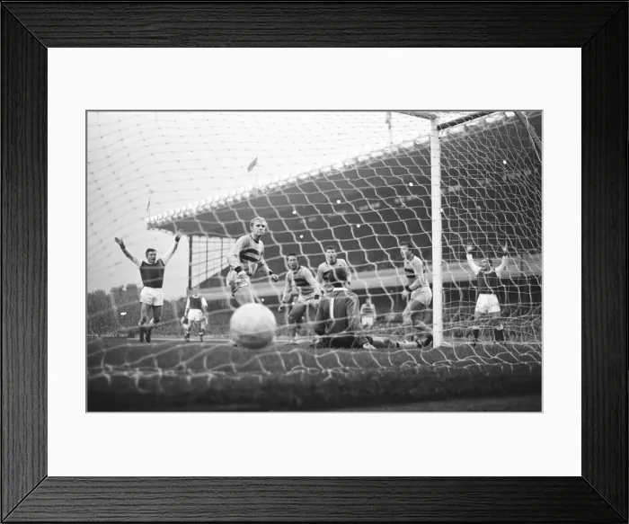 Framed Print : Arsenal 3 v West Ham United 3. Old League Division one at Highbury Stadium