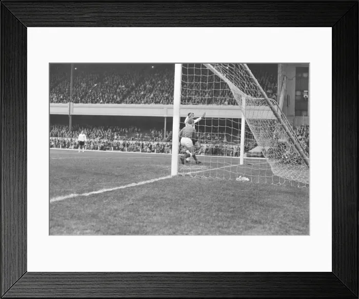 Framed Print : Arsenal 3 v Burnley 2. Old League Division one at Highbury Stadium Framed Print : Arsenal 3 v Burnley 2. Old League Division one at Highbury Stadium