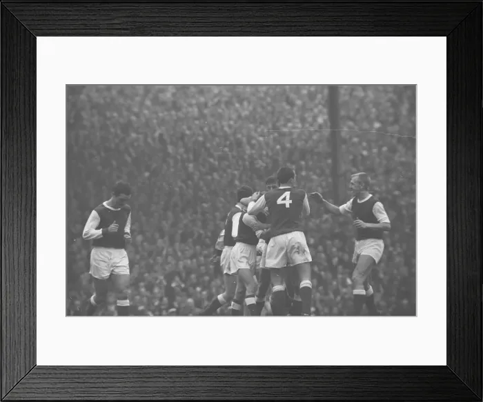Framed Print : Arsenal 3 v West Ham United 3. Old League Division one at Highbury Stadium
