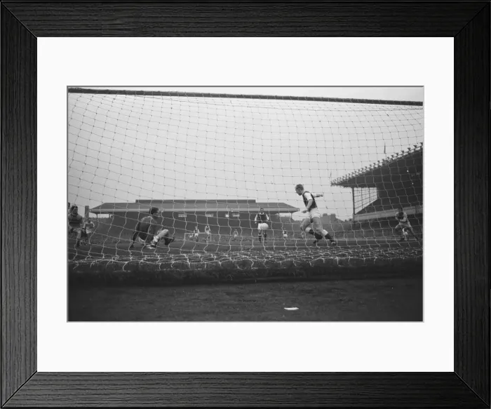 Framed Print : Arsenal 3 v West Ham United 3. Old League Division one at Highbury Stadium Framed Print : Arsenal 3 v West Ham United 3. Old League Division one at Highbury Stadium