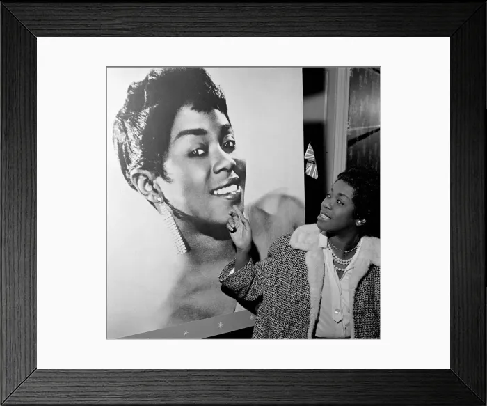 Framed Print : Sarah Vaughan at the Satire Club, London pointing at portrait of herself Framed Print : Sarah Vaughan at the Satire Club, London pointing at portrait of herself