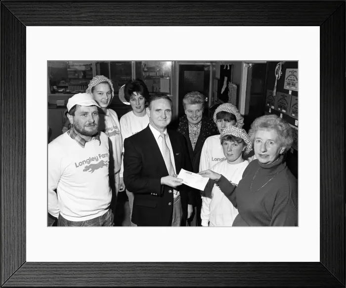 Framed Print : Dickinsons Longley Farm, Homfirth raise £800 for MacMillan cancer relief