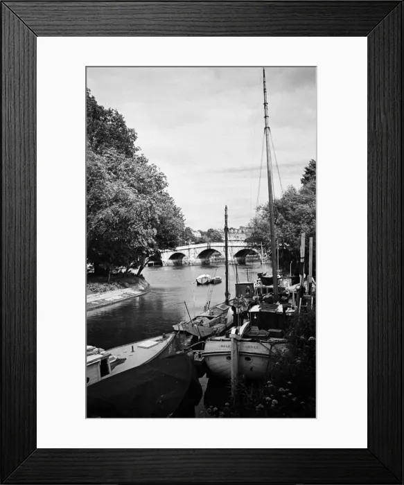 Framed Print : Scenes along the River Thames in Richmond, Greater London. Circa 1945 Framed Print : Scenes along the River Thames in Richmond, Greater London. Circa 1945
