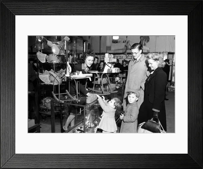 Framed Print : Hamleys, Regent Street, Christmas shoppers find empty shelves Framed Print : Hamleys, Regent Street, Christmas shoppers find empty shelves
