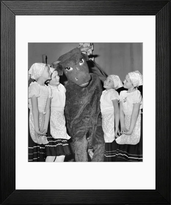 Framed Print : Maisie the cow with Jackie Crombie, (9 years), Sharon Smith (9 years Framed Print : Maisie the cow with Jackie Crombie, (9 years), Sharon Smith (9 years