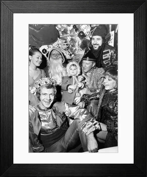 Framed Print : Little Morag Kelly meets the cast of Aladdin appearing at the Kings Theatre Framed Print : Little Morag Kelly meets the cast of Aladdin appearing at the Kings Theatre