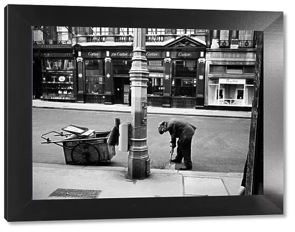 Scenes on Bond Street, central London. October 1947