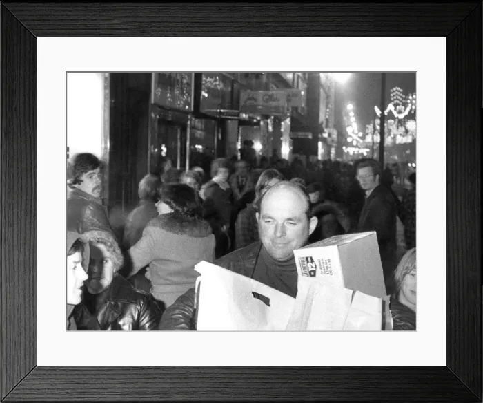 Framed Print : Christmas shoppers on a Sunday in Argyle Street, Glasgow, 12th December 1976 Framed Print : Christmas shoppers on a Sunday in Argyle Street, Glasgow, 12th December 1976