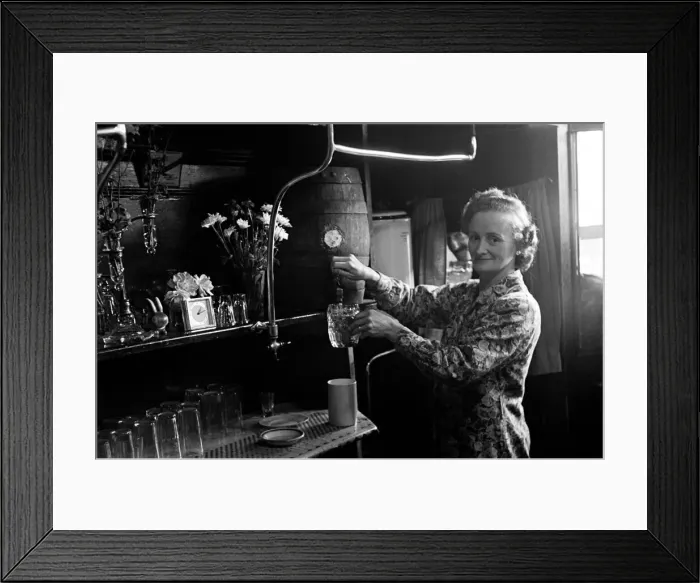 Framed Print : Customers and staff at the Cider House on Harrow Road, London. Circa 1946