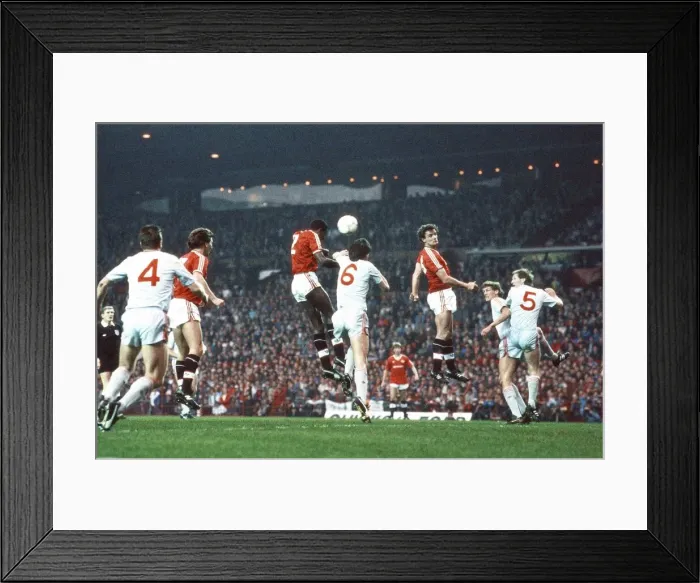 Framed Print : Manchester United 1-1 Liverpool, League match at Old Trafford, Sunday 15th November 1987 Framed Print : Manchester United 1-1 Liverpool, League match at Old Trafford, Sunday 15th November 1987