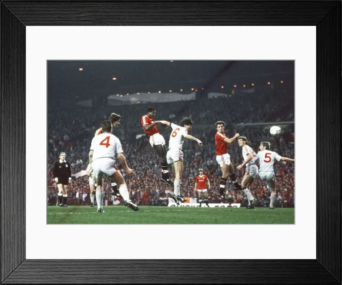 Framed Print : Manchester United 1-1 Liverpool, League match at Old Trafford, Sunday 15th November 1987 Framed Print : Manchester United 1-1 Liverpool, League match at Old Trafford, Sunday 15th November 1987