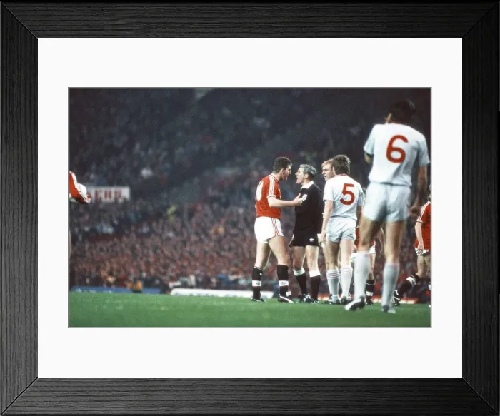 Framed Print : Manchester United 1-1 Liverpool, League match at Old Trafford, Sunday 15th November 1987 Framed Print : Manchester United 1-1 Liverpool, League match at Old Trafford, Sunday 15th November 1987