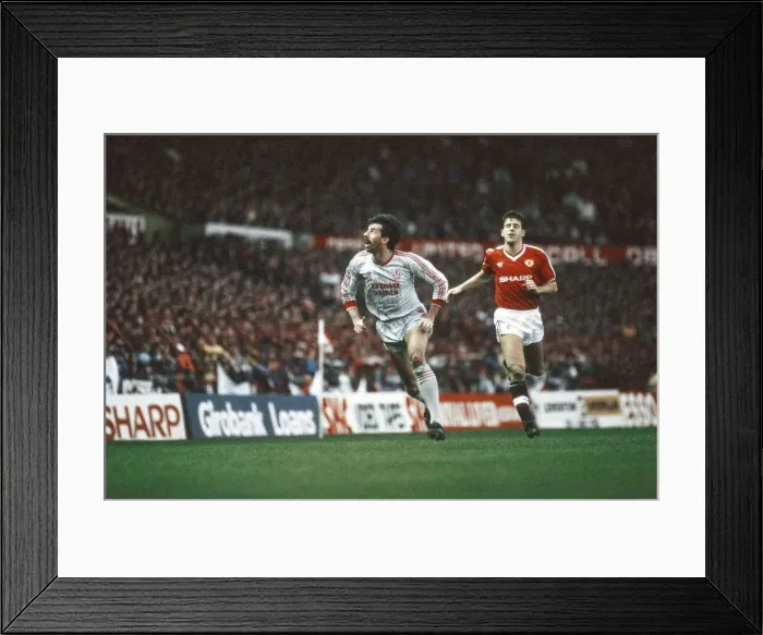 Framed Print : Manchester United 1-1 Liverpool, League match at Old Trafford, Sunday 15th November 1987 Framed Print : Manchester United 1-1 Liverpool, League match at Old Trafford, Sunday 15th November 1987