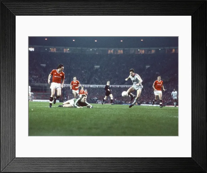 Framed Print : Manchester United 1-1 Liverpool, League match at Old Trafford, Sunday 15th November 1987 Framed Print : Manchester United 1-1 Liverpool, League match at Old Trafford, Sunday 15th November 1987