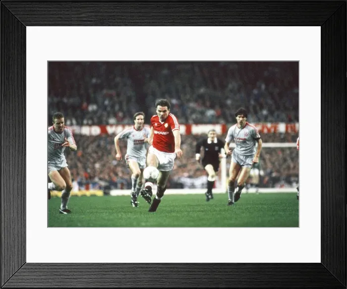 Framed Print : Manchester United 1-1 Liverpool, League match at Old Trafford, Sunday 15th November 1987 Framed Print : Manchester United 1-1 Liverpool, League match at Old Trafford, Sunday 15th November 1987