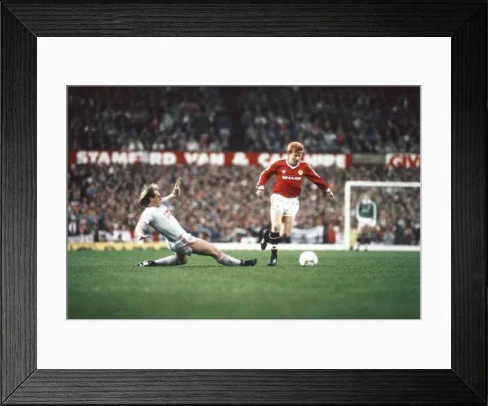 Framed Print : Liverpools Steve McMahon and Manchester Uniteds Gordon Strachan Framed Print : Liverpools Steve McMahon and Manchester Uniteds Gordon Strachan