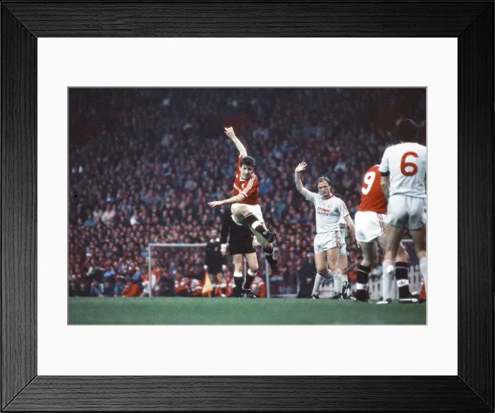 Framed Print : Manchester United 1-1 Liverpool, League match at Old Trafford, Sunday 15th November 1987 Framed Print : Manchester United 1-1 Liverpool, League match at Old Trafford, Sunday 15th November 1987