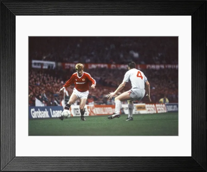 Framed Print : Manchester Uniteds Gordon Strachan with the ball. Manchester United 1-1 Liverpool