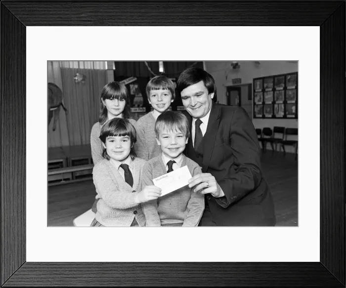 Framed Print : Lepton C of E Church school pupils present cheque for 127 to RNIB appeals organiser