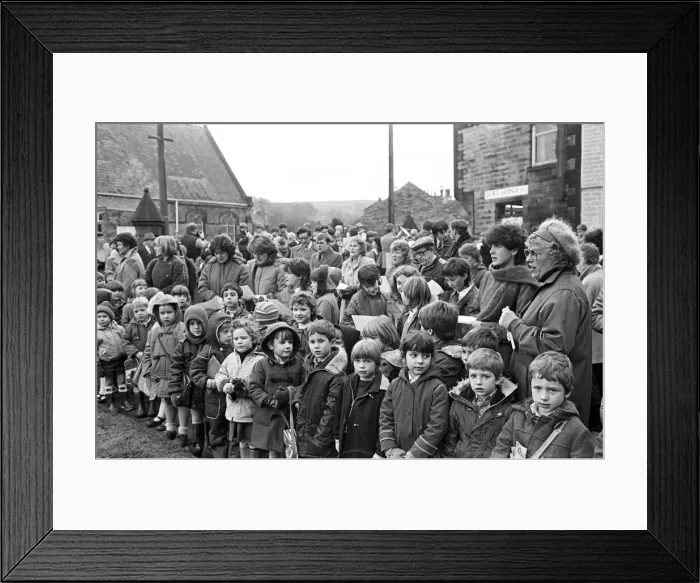 Framed Print : Meltham Christmas Lights turn on, Children of Meltham and Helme School