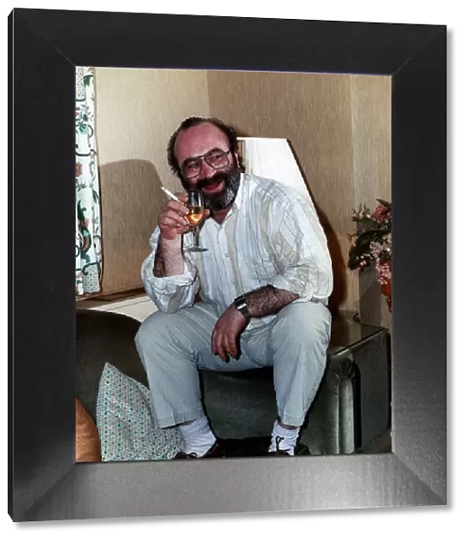 Bob Hoskins Actor drinking a glass of wine and smoking a cigrette DBase