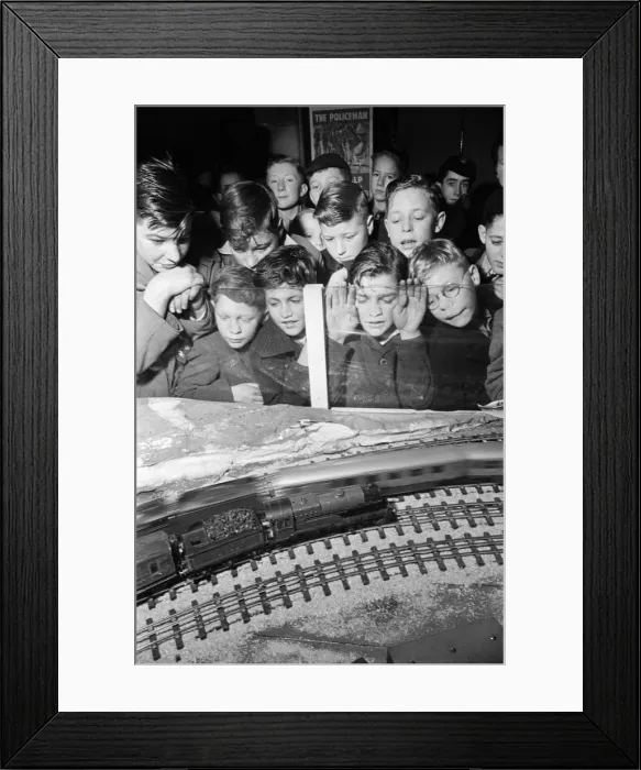 Framed Print : School boys at the 1948 Model Engineer Exhibition at Seymour Hall, London
