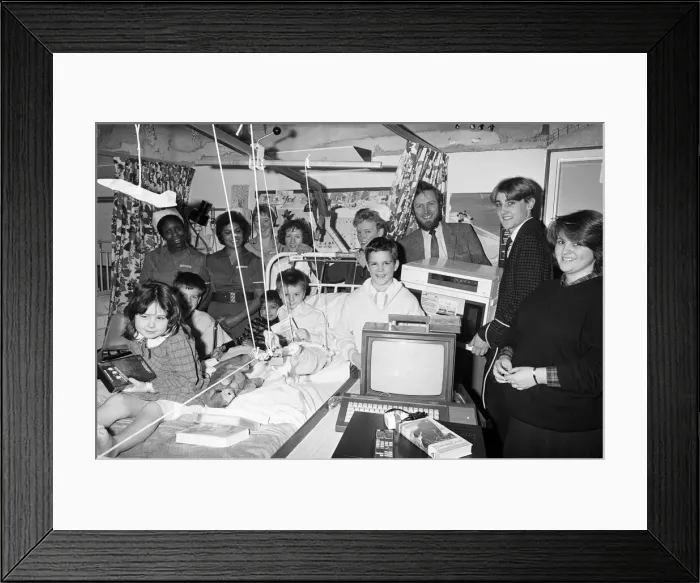Framed Print : Huddersfield Polytechnic catering students present items to the Children Framed Print : Huddersfield Polytechnic catering students present items to the Children