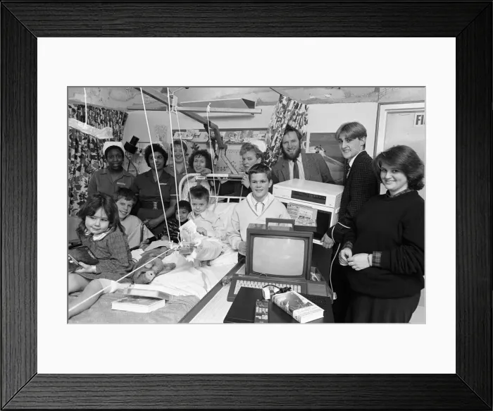 Framed Print : Huddersfield Polytechnic catering students present items to the Children