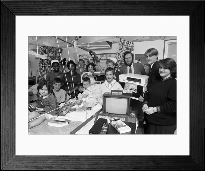 Framed Print : Huddersfield Polytechnic catering students present items to the Children Framed Print : Huddersfield Polytechnic catering students present items to the Children