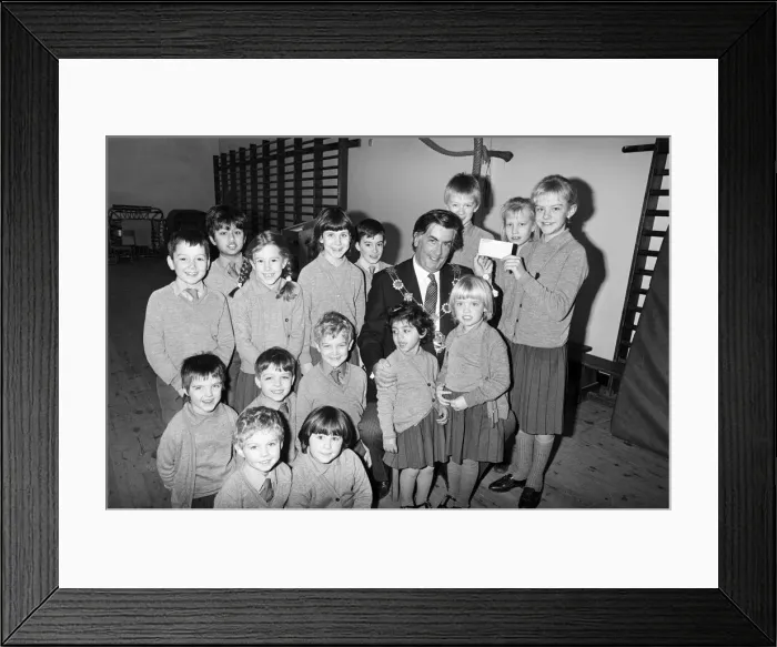 Framed Print : Pupils from Mount School Edgerton, who have raised 160 pounds for the Kirklees Mayor