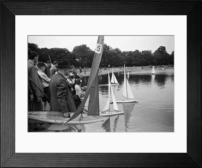 Framed Print : Children and adults sailing their toy yachts on the Round Pond in Kensington Gardens