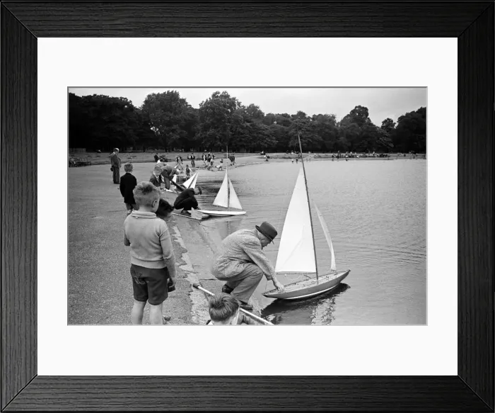 Framed Print : Children and adults sailing their toy yachts on the Round Pond in Kensington Gardens Framed Print : Children and adults sailing their toy yachts on the Round Pond in Kensington Gardens