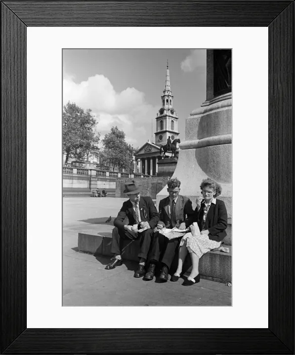 Framed Print : Three adults eating their packed lunch in Trafalgar Square, Westminster, London