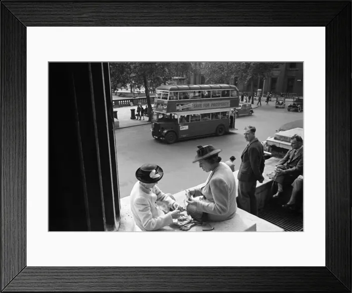 Framed Print : Ladies eating their packed lunch in Trafalgar Square, London, 26th August 1946 Framed Print : Ladies eating their packed lunch in Trafalgar Square, London, 26th August 1946