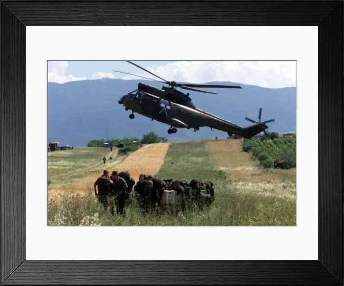 Framed Print : British Paratroopers deploying at the Kosovo border, June 1999 during the Kosovo