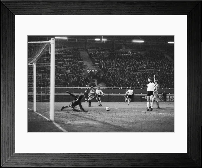 Framed Print : Fulham 0-0 Middlesbrough, Anglo Scottish Cup Final, 2nd Leg at Craven Cottage Framed Print : Fulham 0-0 Middlesbrough, Anglo Scottish Cup Final, 2nd Leg at Craven Cottage