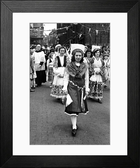 Framed Print : Italian Parade in Little Italy honouring Our Lady of Mount Carmel, Clerkenwell