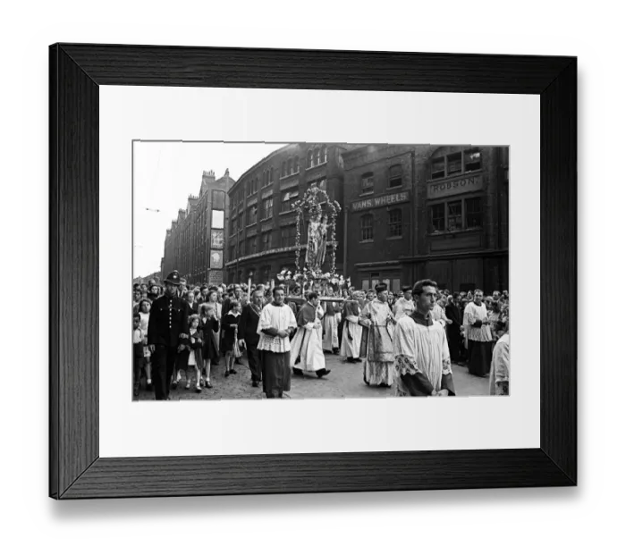 Framed Print : Italian Parade in Little Italy honouring Our Lady of Mount Carmel, Clerkenwell