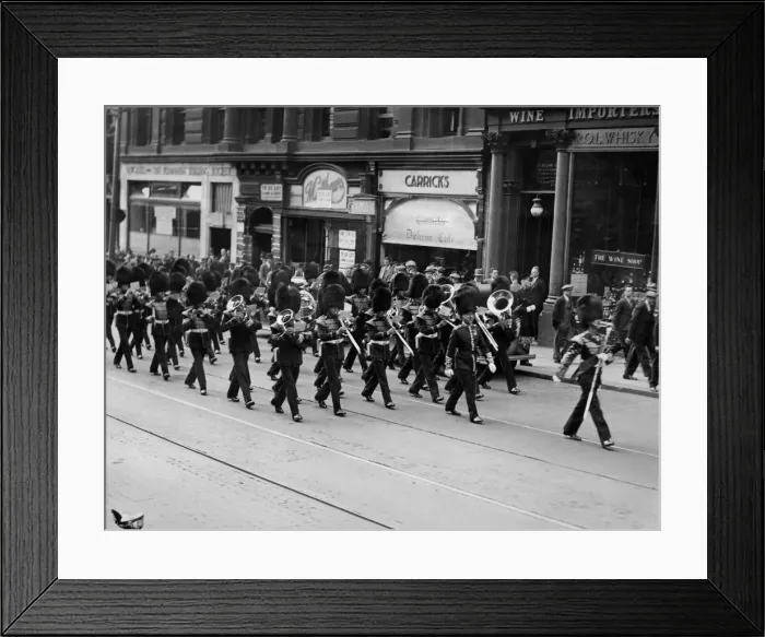 Framed Print : Crowds line the pavements as to watch the march of the Coldstream Guards from Fenham Framed Print : Crowds line the pavements as to watch the march of the Coldstream Guards from Fenham