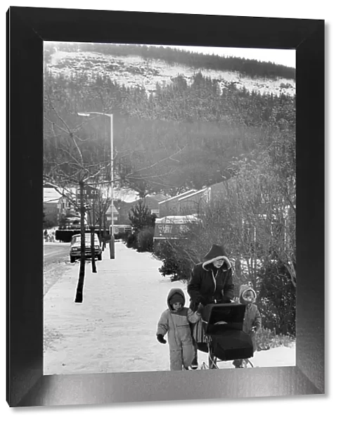 Jennifer Currey & children, trudge through the snow, Guisborough, Redcar and Cleveland