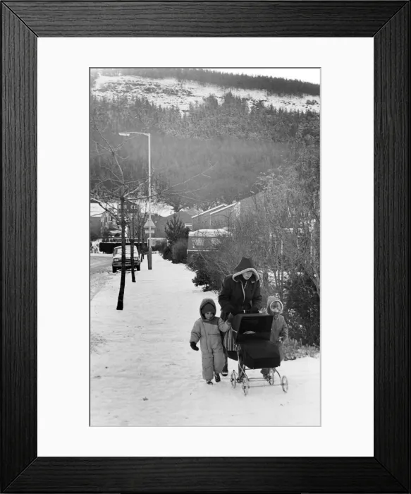 Framed Print : Jennifer Currey & children, trudge through the snow, Guisborough, Redcar and Cleveland Framed Print : Jennifer Currey & children, trudge through the snow, Guisborough, Redcar and Cleveland